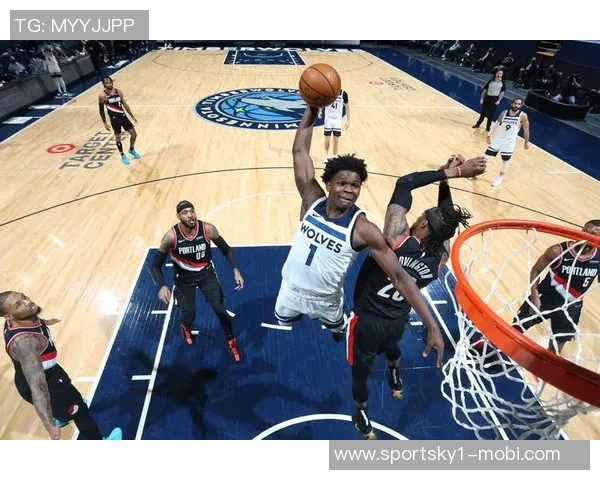 爱德华兹半场表现抢眼13投6中砍下并列最高16分助力球队奋勇争先